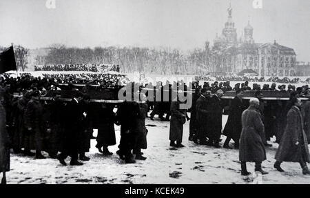 Fotografia scattata durante i funerali delle vittime del Bloody Sunday il massacro di Petrograd. In data xx secolo Foto Stock