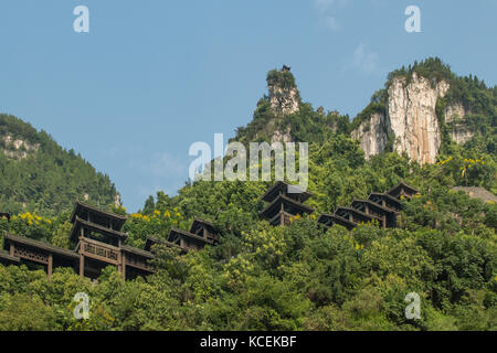 In cima alla scogliera pagoda in xiling gorge, fiume Yangtze, Hubei, Cina Foto Stock