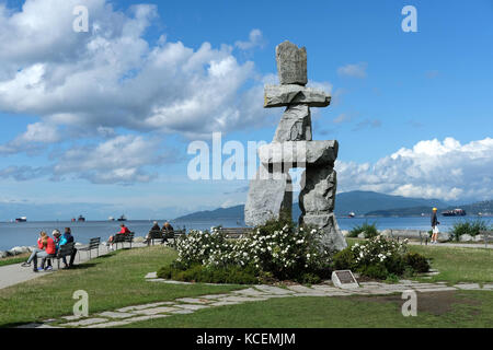 Inukshuk, un uomo-fatta scultura in pietra che è un antico simbolo della cultura Inuit. La scultura si trova lungo il sentiero seawall in Vancouver, Brit Foto Stock