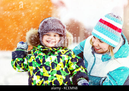 Felice la madre e il bambino in winter park Foto Stock