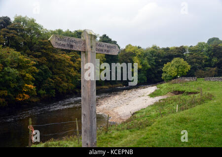 Segnaletica in legno per il sentiero Dales Way tra Grassington e Burnsell a Wharfedale, Yorkshire Dales National Park, Inghilterra, Regno Unito. Foto Stock