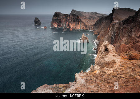 Ponta de Sao laurenco. costiera paesaggio roccioso del comune di Machico nell'isola portoghese di Madeira Foto Stock