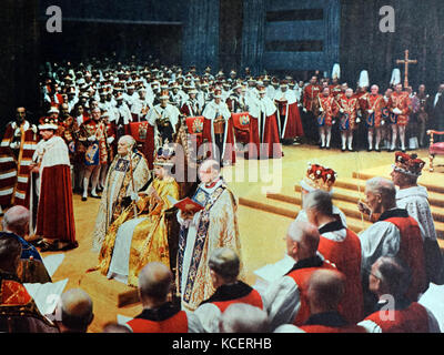 La regina Elisabetta II di Gran Bretagna nella sua incoronazione accappatoi, intronizzato a Westminster Abbey, Londra dopo essere stato incoronato; 1953 Foto Stock