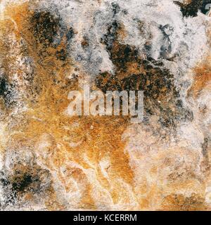 Abstract oro liquido sfondo. pattern con abstract golden e onde nere. marmo. superficie artigianali. vernice liquida. acrillic wallpaper texture minerale. Foto Stock