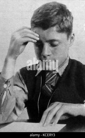 Ebraica ragazzo di rifugiati provenienti dalla Germania si assesta nella vita in Inghilterra 1938 Foto Stock