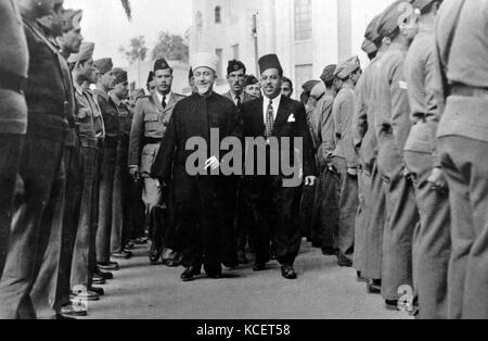 Haj Amin al-Husseini, il Gran Mufti di Gerusalemme e la testa di arabo Comitato superiore, la revisione di una guardia di honorat un villaggio della Galilea il 23 aprile 1947. Foto Stock