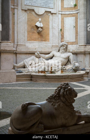 Roma. L'Italia. Statua colossale restaurata come il dio fiume Oceanus, aka Marforio, secolo d.c. nel cortile del Palazzo dei Conservatori, Foto Stock