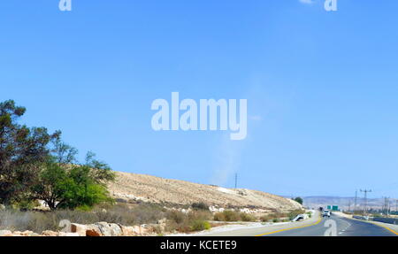 La polvere (sabbia) torre o a imbuto, causata da venti termici nel sud del deserto del Negev, Israele Foto Stock