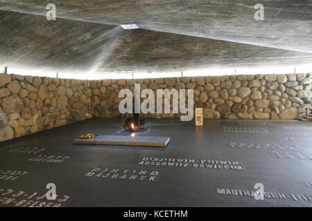 La fiamma eterna, nella Sala del ricordo (Ohel Yiskor), Yad Vashem, Memoriale dell Olocausto, Gerusalemme (Israele). Architetti: Aryeh Elhanani Fiamma Eterna: Kosso Eloul. Nomi di Nazi nei campi della morte sono impostati nel pavimento della hall del Ricordo Foto Stock