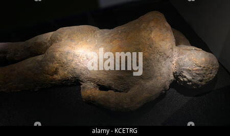 Pompei calchi causato quando il flusso pyroplastîc dal vulcano del Monte Vesuvio, avvolto a Pompei nel 70 d.c. Gli abitanti sono stati sepolti. Cenere solidificata attorno ai loro corpi. Questi calchi rivelare le posizioni delle persone e degli animali ha assunto come hanno cercato di proteggere se stessi. Foto Stock