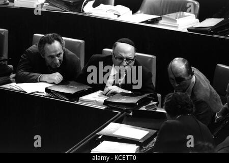 Golda Meir, Primo Ministro di Israele 1969-74 conferisce con (l a r) Shimon Peres; Josef Burg e Moshe Dayan alla Knesset, il Parlamento 1973 Foto Stock