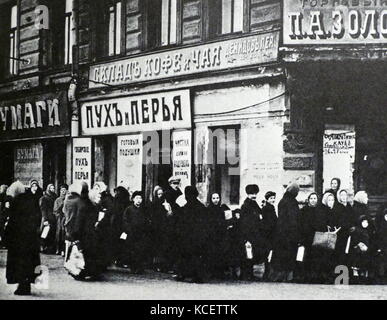 Le code di alimentare nella città di San Pietroburgo (Pietrogrado) durante le settimane prima della rivoluzione russa del 1917 Foto Stock