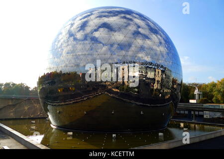 La Géode è rifinita a specchio di cupola geodetica aperto nel 1985 a Parigi. Essa detiene un Omnimax theatre nel Parc de la Villette a La Cité des Sciences et de l'Industrie (Città delle Scienze e dell'Industria) nel XIX arrondissement di Parigi, Francia. Foto Stock