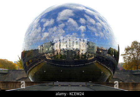 La Géode è rifinita a specchio di cupola geodetica aperto nel 1985 a Parigi. Essa detiene un Omnimax theatre nel Parc de la Villette a La Cité des Sciences et de l'Industrie (Città delle Scienze e dell'Industria) nel XIX arrondissement di Parigi, Francia. Foto Stock