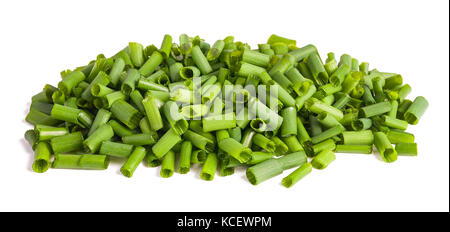 Erba cipollina tritata isolati su sfondo bianco Foto Stock