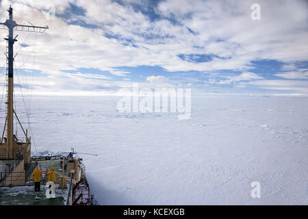 Icebreaker solcare il ghiaccio in Antartide sulla rotta verso l'imperatore colonia di pinguini in snow hill Foto Stock