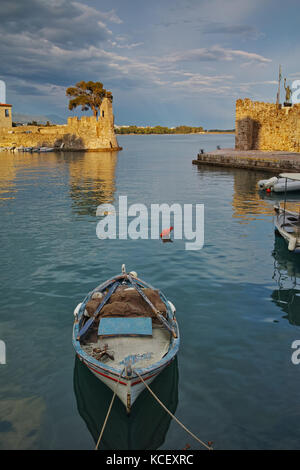 Tramonto al porto di nafpaktos town, Grecia occidentale Foto Stock