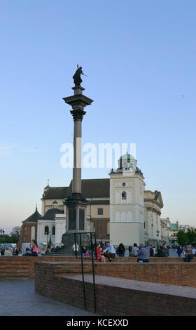 Fotografia di Sigismondo la colonna (Kolumna Zygmunta), originariamente eretto nel 1644, è situato nella piazza del Castello, Varsavia, Polonia ed è uno di Varsavia più famosi punti di riferimento. La colonna e la statua commemorativa Re Sigismondo III Vasa, che nel 1596 si era trasferita la capitale della Polonia da Cracovia a Varsavia. Recante la data del XXI secolo Foto Stock