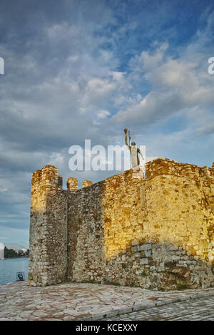 Il porto di nafpaktos cittadina e un monumento oltre il muro di castello, Grecia occidentale Foto Stock