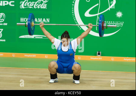 Ashgabat 2017 - 5° Asian Indoor & Giochi MartialArts 24-09-2017. Sollevamento pesi womens 90kg - Sangiza Bahtyyarowa (tkm) compete a strappare Foto Stock