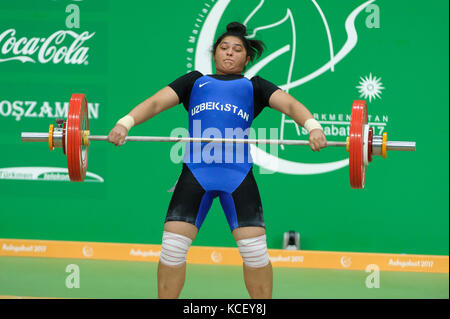 Ashgabat 2017 - 5° Asian Indoor & Giochi MartialArts 24-09-2017. Sollevamento pesi womens 90kg - Dolera Davronova (UZB) compete a strappare Foto Stock