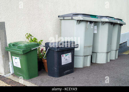 Cassonetti per il riciclaggio al di fuori di una casa di St. Vith, Ostbelgien (Cantoni de l'Est), Belgio Foto Stock