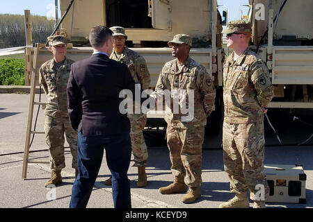 Il Rappresentante degli Stati Uniti incontra i soldati degli Stati Uniti assegnati 742nd Support Maintenance Company, South Carolina Army National Guard, durante una visita legislativa alla base aerea di Mihail Kogalniceanu, Romania, 10 aprile 2017. I soldati hanno avuto l'opportunità di dimostrare le loro attrezzature e fare un tour del pool di motori, mentre supportavano la risoluzione atlantica. (STATI UNITI Guardia nazionale militare, foto di cortesia) Foto Stock