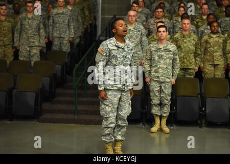 Us army sgt. Norman Johnson, jr. con il 1230th azienda di trasporti in thomasville, georgia canta l'inno nazionale durante un leader di base corso laurea al mccrady training center in eastover, Carolina del Sud, 21 aprile 2017. Il corso è stato gestito dalla Carolina del Sud National Guard 218th dell istituto regionale. (L'esercito degli Stati Uniti Guardia nazionale foto di spc. chelsea baker) Foto Stock