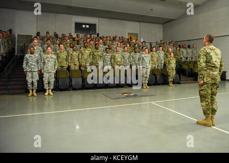 I soldati che frequentano il leader di base corso classe numero 007-17 attraverso la Carolina del Sud National Guard 218th del regionale istituto di formazione si è laureato alla mccrady training center in eastover, Carolina del Sud, 21 aprile 2017. (L'esercito degli Stati Uniti Guardia nazionale foto di spc. chelsea baker) Foto Stock