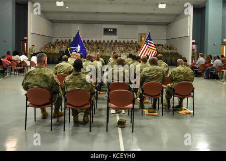 I soldati che frequentano il leader di base corso classe numero 007-17 attraverso la Carolina del Sud National Guard 218th del regionale istituto di formazione si è laureato alla mccrady training center in eastover, Carolina del Sud, 21 aprile 2017. (L'esercito degli Stati Uniti Guardia nazionale foto di spc. chelsea baker) Foto Stock