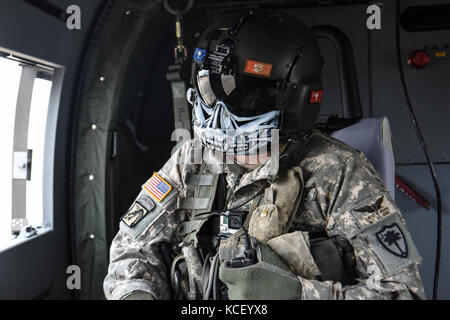 Esercito degli Stati Uniti in soldati con la Carolina del Sud la guardia nazionale e valutazione aviatori di arrivare a mcentire comune di Guardia nazionale di base e di eseguire le operazioni di prove in preparazione per la Carolina del Sud la guardia nazionale in aria e a terra expo, 05 maggio 2017, eastover, s.c. l'evento include civili e militari di artisti interpreti o esecutori, i velivoli in mostra statica e un combinato-bracci con dimostrazione alcune delle funzionalità di tattica della Carolina del Sud la guardia nazionale e la sua attrezzatura. (L'esercito degli Stati Uniti Guardia nazionale foto di staff sgt. roberto di giovine/rilasciato) Foto Stock