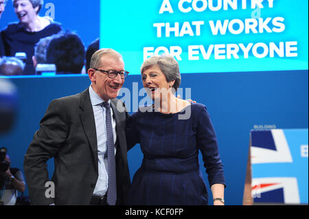 Manchester, Inghilterra. 4 ottobre, 2017. theresa maggio, il primo ministro e il leader del partito conservatore, è unita da suo marito phillip seguendo il suo leader di chiusura il discorso alla conferenza sulla quarta ed ultima giornata del congresso del partito conservatore al Manchester Central convention complex. Questa conferenza segue le elezioni generali di giugno 2017 in cui il partito conservatore perso la maggioranza parlamentare risultante in un parlamento appeso. kevin hayes/alamy live news Foto Stock