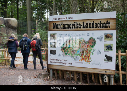 Osnabrueck, Germania. 4 ottobre 2017. Visitatori del mondo animale nordamericano "Manitoba", che è già parzialmente aperto, allo zoo di Osnabrueck, Germania, 4 ottobre 2017. Quattro lupi maschi della Baia di Hudson sono recentemente venuti a vivere allo zoo. Credito: Friso Gentsch/dpa/Alamy Live News Foto Stock