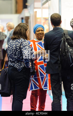 Manchester, Regno Unito. Il 4 ottobre 2017. I delegati attendono il primo ministro, Theresa Maggio, discorso ai delegati il giorno 4 e il giorno finale del 2017 congresso del partito conservatore al Manchester Central. © Paul Warburton Foto Stock