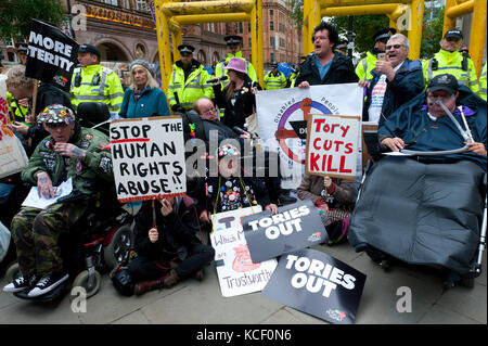 Manchester, Regno Unito. 4 Ottobre, 2017. Anti-Tory manifestanti e attivisti fanno un rumore dimostrazione presso il Tory ingresso della sala conferenza al quarto giorno di protesta presso il Partito Tory Conferenza. Pro-pace, anti-austerità, alle manifestazioni contro la guerra, comprese manifestazioni, incontri pubblici, commedia, musica e cultura, hanno luogo durante i quattro giorni del congresso del Partito Conservatore di Manchester, UK. 1° - 4° OTT 2017. Il festival di protesta è stata organizzata dall'assemblea del popolo. Credito: Graham M. Lawrence/Alamy Live News. Foto Stock