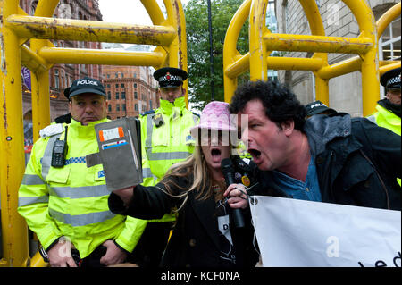 Manchester, Regno Unito. 4 Ottobre, 2017. Anti-Tory manifestanti e attivisti fanno un rumore dimostrazione presso il Tory ingresso della sala conferenza al quarto giorno di protesta presso il Partito Tory Conferenza. Pro-pace, anti-austerità, alle manifestazioni contro la guerra, comprese manifestazioni, incontri pubblici, commedia, musica e cultura, hanno luogo durante i quattro giorni del congresso del Partito Conservatore di Manchester, UK. 1° - 4° OTT 2017. Il festival di protesta è stata organizzata dall'assemblea del popolo. Credito: Graham M. Lawrence/Alamy Live News. Foto Stock