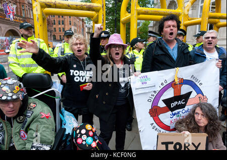 Manchester, Regno Unito. 4 Ottobre, 2017. Anti-Tory manifestanti e attivisti fanno un rumore dimostrazione presso il Tory ingresso della sala conferenza al quarto giorno di protesta presso il Partito Tory Conferenza. Pro-pace, anti-austerità, alle manifestazioni contro la guerra, comprese manifestazioni, incontri pubblici, commedia, musica e cultura, hanno luogo durante i quattro giorni del congresso del Partito Conservatore di Manchester, UK. 1° - 4° OTT 2017. Il festival di protesta è stata organizzata dall'assemblea del popolo. Credito: Graham M. Lawrence/Alamy Live News. Foto Stock