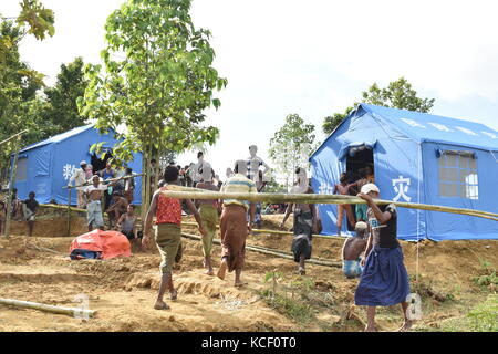 (171004) -- dhaka, oct. 4, 2017 (Xinhua) -- la gente a piedi vicino a rilievo cinese tende ad un accampamento In Cox bazar district, Bangladesh, on oct. 3, 2017. La Cina ha inviato aiuti umanitari per i rifugiati Rohingyas in Bangladesh di recente. (Xinhua/jibon ahsan) (zcc) Foto Stock