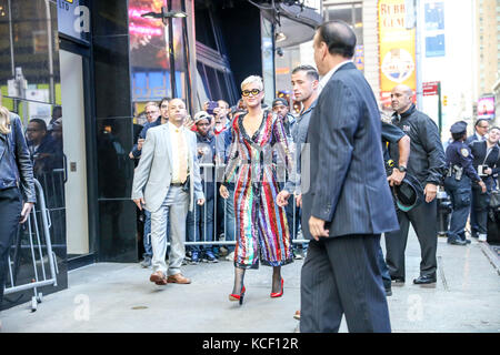 New York, Stati Uniti. 04th ottobre 2017. Il cantante Katy Perry è veduto seguente ci è uno studio televisivo nell'area Di Times Square della città di New York il mercoledì mattina. (Foto: Vanessa CARVALHO/BRAZIL PHOTO PRESS) Credit: Brazil Photo Press/Alamy Live News Foto Stock