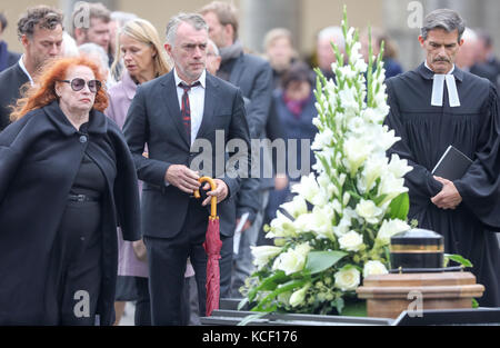 Lipsia, Germania. 4 ottobre 2017. La vedova Christine, il pittore Neo e il pastore Enno Haaks seguono la processione funebre alla sepoltura del pittore Arno Rink nel cimitero meridionale di Lipsia, Germania, il 4 ottobre 2017. Il pittore e il cassetto morirono all'inizio di settembre e furono sepolti alla presenza di familiari, amici e colleghi di artisti. La pista, nata in Turingia, è nota come uno dei fondatori della nuova scuola di Lipsia. Morì il 5 settembre all'età di 76 anni. Crediti: Jan Woitas/dpa-Zentralbild/dpa/Alamy Live News Foto Stock