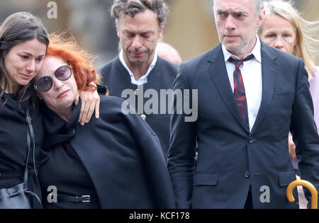 Lipsia, Germania. 4 ottobre 2017. Oskar Rink (l-r), figlia del pittore Arno Rink, della sua vedova Christine e del pittore Neo Rauch seguono la processione funebre alla sepoltura del pittore Arno Rink nel cimitero meridionale di Lipsia, Germania, il 4 ottobre 2017. Il pittore e il cassetto morirono all'inizio di settembre e furono sepolti alla presenza di familiari, amici e colleghi di artisti. La pista, nata in Turingia, è nota come uno dei fondatori della nuova scuola di Lipsia. Morì il 5 settembre all'età di 76 anni. Crediti: Jan Woitas/dpa-Zentralbild/dpa/Alamy Live News Foto Stock