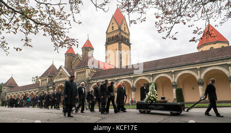 Lipsia, Germania. 4 ottobre 2017. Numerosi ospiti seguono la processione funebre fino alla sepoltura del pittore Arno Rink nel cimitero meridionale di Lipsia, Germania, il 4 ottobre 2017. Il pittore e il cassetto morirono all'inizio di settembre e furono sepolti alla presenza di familiari, amici e colleghi di artisti. La pista, nata in Turingia, è nota come uno dei fondatori della nuova scuola di Lipsia. Morì il 5 settembre all'età di 76 anni. Crediti: Jan Woitas/dpa-Zentralbild/dpa/Alamy Live News Foto Stock