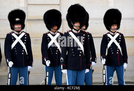 Copenaghen, Danimarca. 27 settembre 2017. I soldati della guardia reale si trovano fuori dal Palazzo di Amalienborg a Copenaghen, Danimarca, 27 settembre 2017. Credito: Carsten Rehder/dpa/Alamy Live News Foto Stock