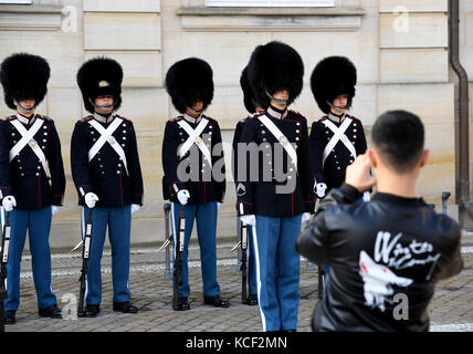 Copenaghen, Danimarca. 27 settembre 2017. I soldati della guardia reale si trovano fuori dal Palazzo di Amalienborg a Copenaghen, Danimarca, 27 settembre 2017. Credito: Carsten Rehder/dpa/Alamy Live News Foto Stock