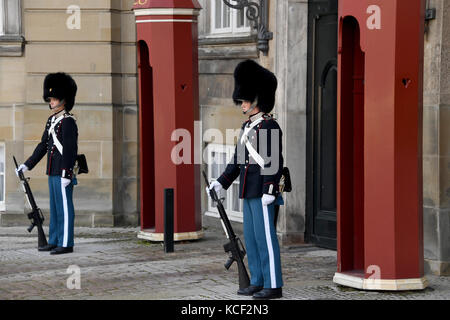 Copenaghen, Danimarca. 27 settembre 2017. I soldati della guardia reale si trovano fuori dal Palazzo di Amalienborg a Copenaghen, Danimarca, 27 settembre 2017. Credito: Carsten Rehder/dpa/Alamy Live News Foto Stock