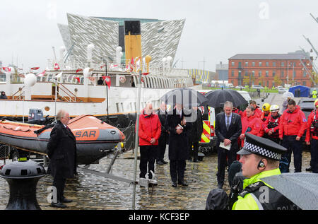 Belfast, Irlanda del Nord. 4 ott 2017. Il principe William ha visitato il Titanic Quarter di Belfast dove egli vide una dimostrazione di soccorso di lagan e favorire il lancio di una nuova vita barca - il raggio di speranza. Il principe William è presentato con una bottiglia di Bushmills Whiskey che egli ha versato sopra la barca quando egli ha contribuito a lanciare. Credito: mark inverno/alamy live news Foto Stock