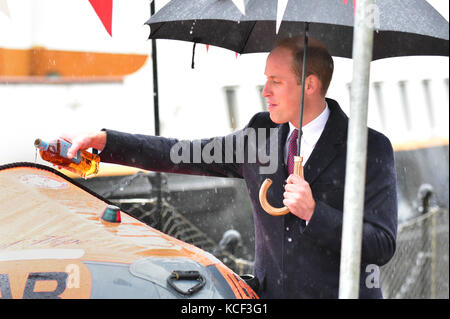 Belfast, Irlanda del Nord. 4 ott 2017. Il principe William ha visitato il Titanic Quarter di Belfast ed è stato presentato con una bottiglia di Bushmills Whiskey che egli ha riversato su di una vita nuova barca - il raggio di speranza. Credito: mark inverno/alamy live news Foto Stock