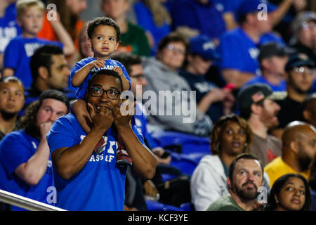 Durham, NC, Stati Uniti d'America. 29Sep, 2017. padre e figlio godetevi il NCAA match tra Miami e il duca presso lo Stadio Wallace Wade in Durham, NC. (Scott Kinser/Cal Sport Media) Credito: csm/Alamy Live News Foto Stock