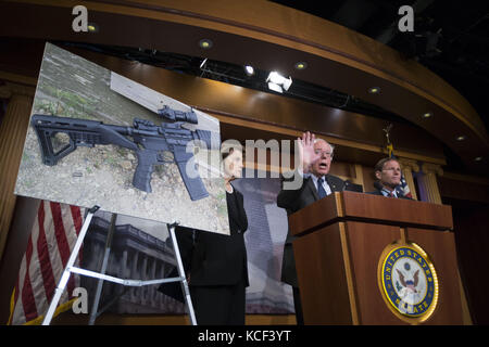 Washington, District of Columbia, USA. 4 ottobre 2017. Il senatore BERNIE SANDERS (i-VT) parla durante una conferenza stampa al Campidoglio degli Stati Uniti. Durante la conferenza stampa, i democratici del Senato hanno chiesto un'azione legislativa sulla scia della più letale sparatoria di massa nella storia americana che si è svolta a Las Vegas, Nevada, questa settimana. Crediti: Alex Edelman/ZUMA Wire/Alamy Live News Foto Stock