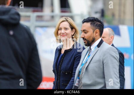 Manchester, Regno Unito. Il 4 ottobre 2017. L'Home Secretary, Rt Hon Ambra Rudd MP, arriva a sentire il primo ministro, Theresa Maggio, consegnare il suo discorso ai delegati il giorno 4 e il giorno finale del 2017 congresso del partito conservatore al Manchester Central. © Paul Warburton Foto Stock